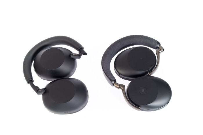 Links Sonys WH-1000XM6 zusammengefaltet, rechts daneben Jabras Evolve 3 85 zusammengefaltet (Bild: Martin Wolf/Golem)