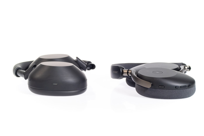 Links Sonys WH-1000XM6 zusammengefaltet, rechts daneben Jabras Evolve 3 85 zusammengefaltet (Bild: Martin Wolf/Golem)