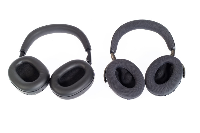 Links Sonys WH-1000XM6, rechts daneben Jabras Evolve 3 85 (Bild: Martin Wolf/Golem)