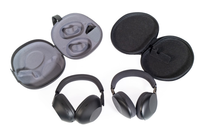 Links Sonys WH-1000XM6 mit Transporttasche, rechts daneben Jabras Evolve 3 85 mit Transporttasche (Bild: Martin Wolf/Golem)