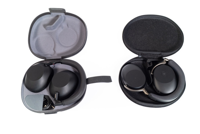 Links Sonys WH-1000XM6 in Transporttasche, rechts daneben Jabras Evolve 3 85 in Transporttasche (Bild: Martin Wolf/Golem)