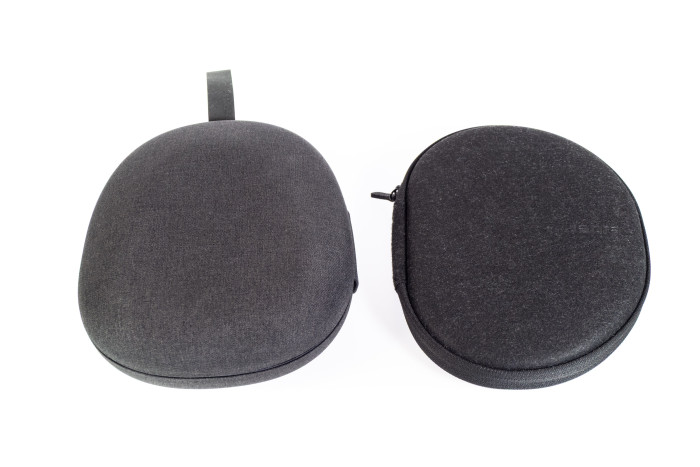 Links Sonys Transporttasche für den WH-1000XM6, rechts daneben Jabras Transporttasche für den Evolve 3 85 (Bild: Martin Wolf/Golem)