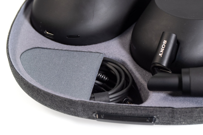 In Sonys Transporttasche für den WH-1000XM6 gibt es ein praktisches Fach, um mitgelieferte Kabel sicher zu verstauen. So etwas fehlt bei Jabras Transporttasche. (Bild: Martin Wolf/Golem)