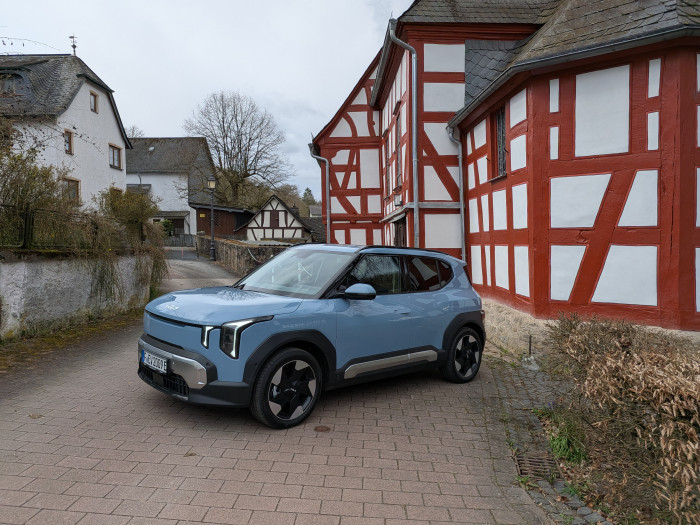 Kias EV2 sieht aus wie ein geschrumpfter EV3. (Bild: Tobias Költzsch/Golem)