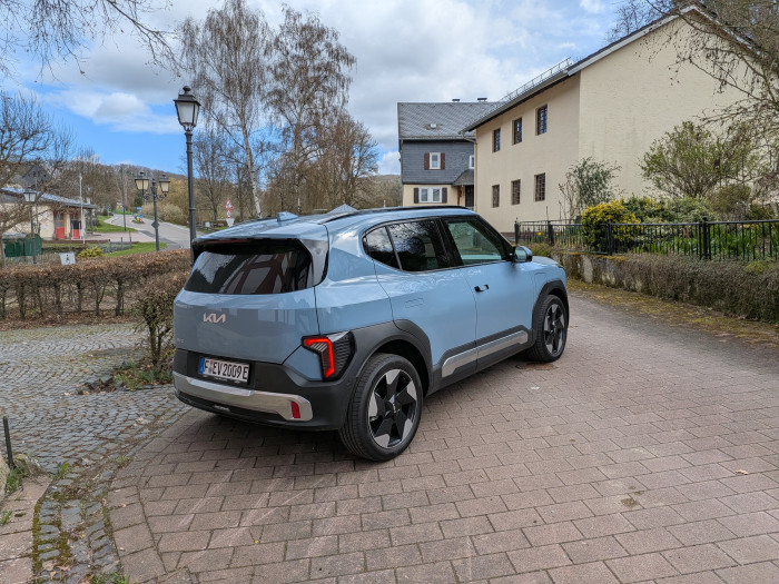 Das Heck ist unauffällig, die Heckklappe ist nicht motorisiert. (Bild: Tobias Költzsch/Golem)