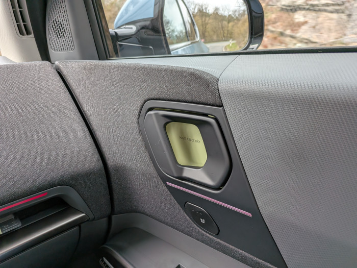 Im Innenraum finden sich zahlreiche Akzente, unter anderem an den Türen. (Bild: Tobias Költzsch/Golem)