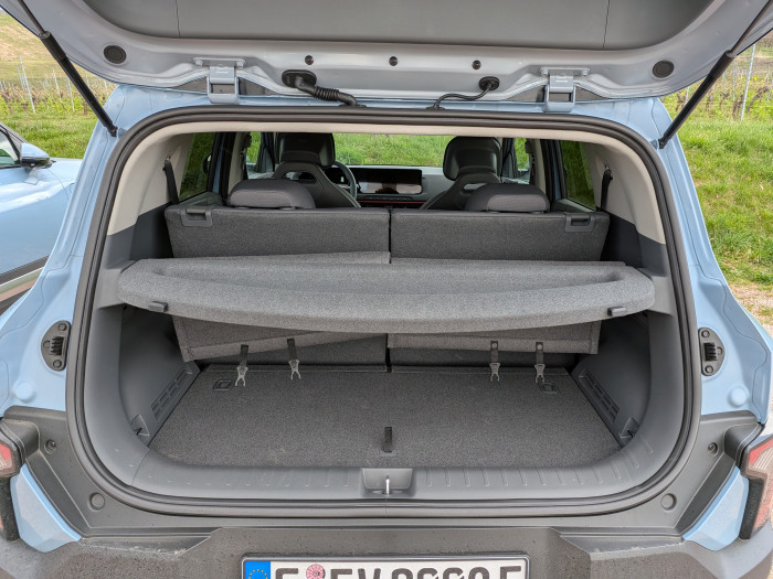 Der Kofferraum hat eine abnehmbare Ablage. (Bild: Tobias Költzsch/Golem)