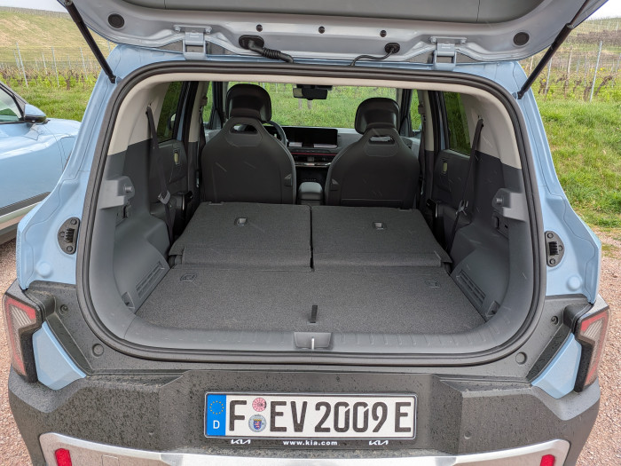 Bei umgeklappter Rückbank passen je nach Version zwischen 1.160 und 1.201 Liter in den EV2. (Bild: Tobias Költzsch/Golem)