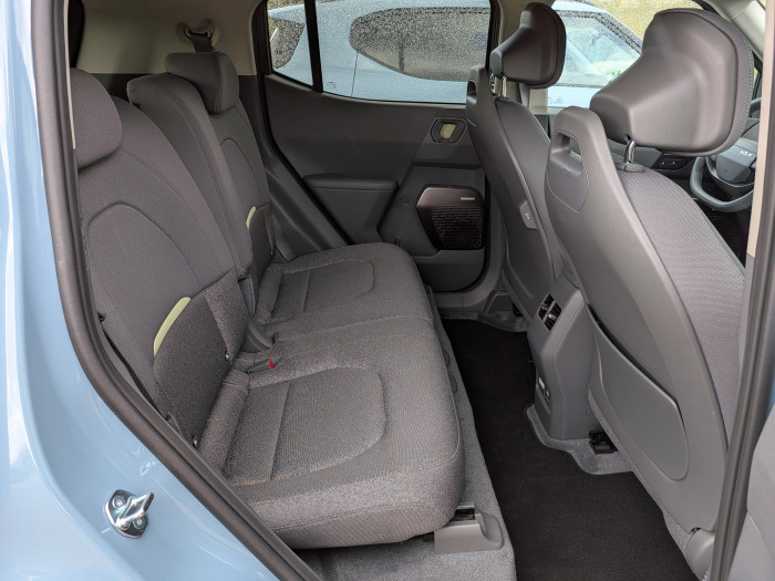 Bei der Viersitzer-Version lassen sich die hinteren Sitze einzeln ankippen ...