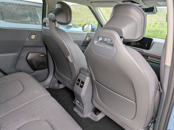 Auf der Rückbank ist reichlich Platz. (Bild: Tobias Költzsch/Golem)