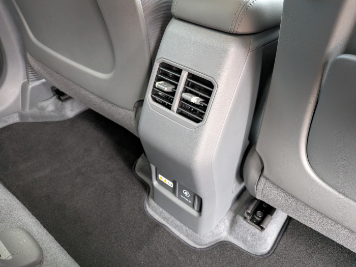 Die Passagiere im Fond haben eigene Lüftungsdüsen ...