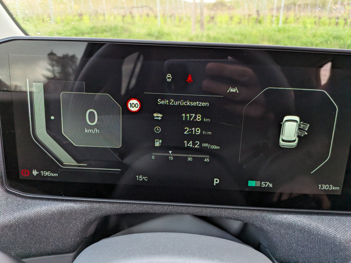 Das Fahrdisplay des EV2 zeigt alle wichtigen Informationen an, über das Lenkrad lässt sich zwischen verschiedenen Overlays wechseln. (Bild: Tobias Költzsch/Golem)