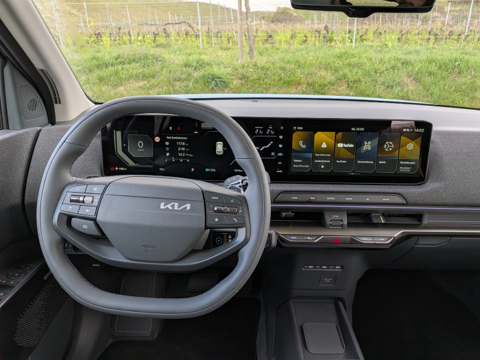 Der EV2 hat wie der EV3 und der EV4 drei Displays: das Fahrdisplay, den kleinen Klimabildschirm und das Infotainment-Display. (Bild: Tobias Költzsch/Golem)
