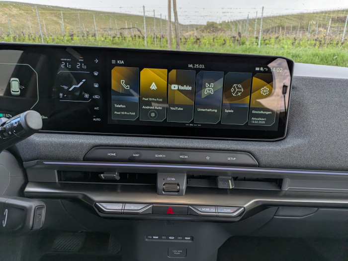 Das ccNC genannte Infotainment-System von Kia ist übersichtlich. (Bild: Tobias Költzsch/Golem)