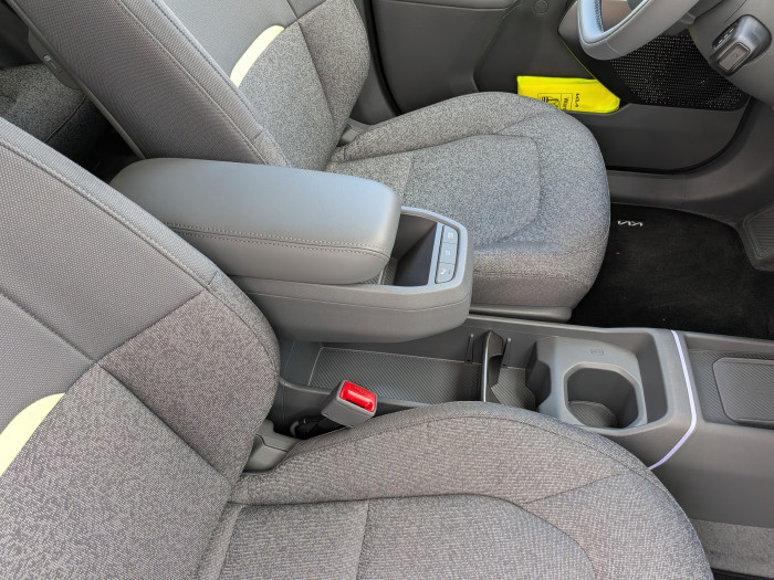 Zwischen den bequemen Frontsitzen ist eine kleine Mittelkonsole eingebaut. (Bild: Tobias Költzsch/Golem)