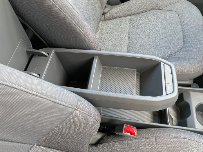 In der Mittelkonsole sind ein Fach und eine Ablageschale untergebracht. (Bild: Tobias Költzsch/Golem)