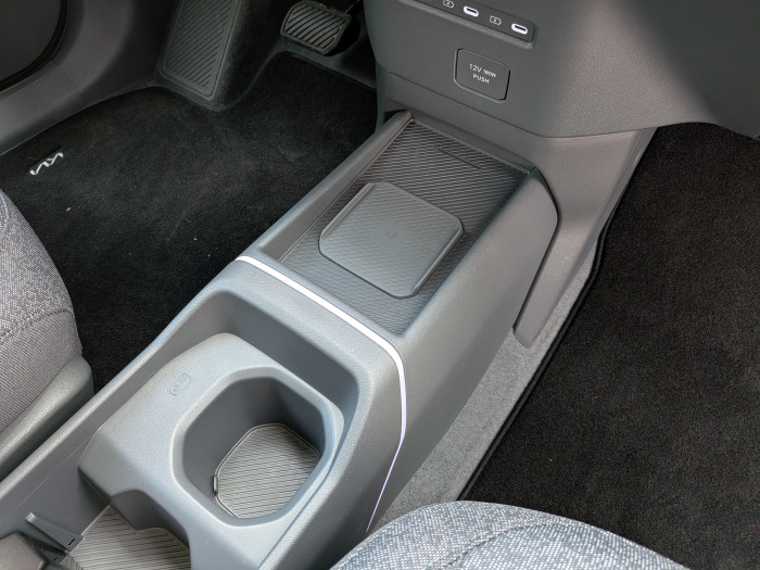 Vorn gibt es einen Becherhalter und bei unserem Modell eine Ladeschale für Smartphones. (Bild: Tobias Költzsch/Golem)