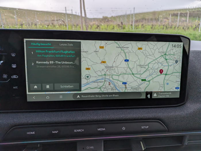 Das Navigationssystem verfügt über eine Ladeplanung. (Bild: Tobias Költzsch/Golem)