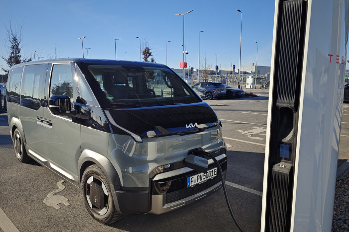 Der Kia PV5 ist ein vollelektrischer Kleinbus mit vielen praktischen Eigenschaften. (Foto: Friedhelm Greis/Golem) 