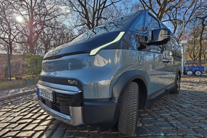 Die markanten Scheinwerfer leuchten in der Dunkelheit wie das Geweih eines Hirsches. (Foto: Friedhelm Greis/Golem) 