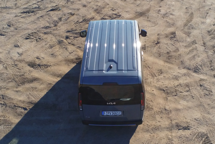 Durch die großen Außenspiegel liegt die Gesamtbreite bei 2,26 m. (Foto: Friedhelm Greis/Golem)