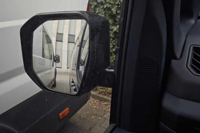 Aus dem Fahrzeuginneren wirken die Spiegel fast wie bei einem Lkw. (Foto: Friedhelm Greis/Golem) 