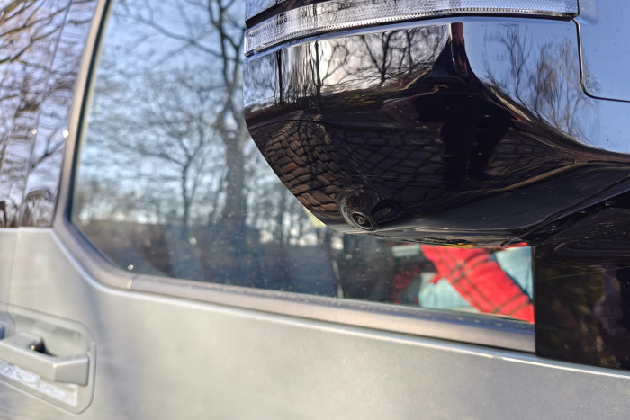 Die Kameras am Außenspiegel ermöglichen die Rundumsichtkamera und den Totwinkelassistenten mit Monitoranzeige. (Foto: Martin Wolf/Golem) 