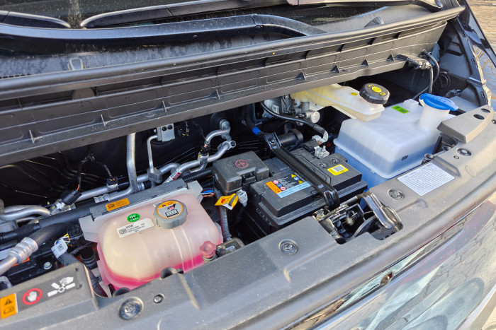 Unter der Fronthaube befindet sich der Motor, aber kein Stauraum. (Foto: Martin Wolf/Golem)  