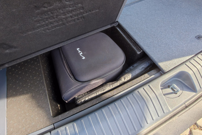 Unter den drei Kofferraumabdeckungen befindet sich ebenfalls Platz für Gegenstände. (Foto: Martin Wolf/Golem)  