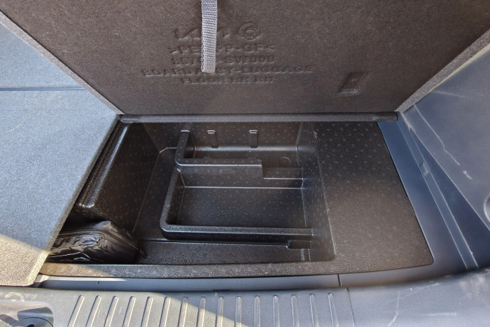 Neben dem Ladekabel lässt sich noch Werkzeug ...  (Foto: Martin Wolf/Golem) 