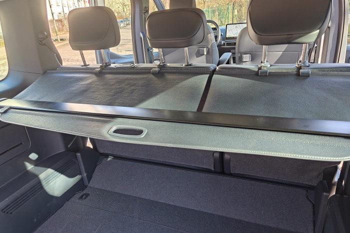 Die bewegliche Laderaumabdeckung lässt sich wie üblich komplett entfernen.  (Foto: Martin Wolf/Golem) 