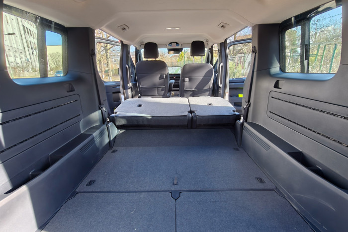 Mit umgeklappter zweiter Sitzreihe steigt das Laderaumvolumen auf beachtliche 3.615 Liter. (Foto: Martin Wolf/Golem)  