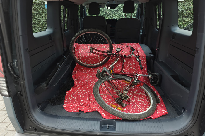 Praktischer wäre es, das Fahrrad auf einem Fahrradträger für bis zu 150 kg Stützlast zu transportieren. (Foto: Friedhelm Greis/Golem) 