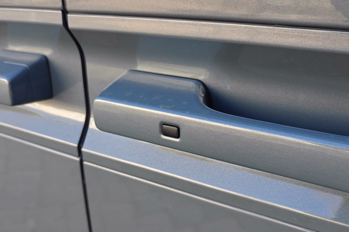 Mit den kleinen Knöpfen lassen sich die Schiebetüren elektrisch öffnen. (Foto: Martin Wolf/Golem)  