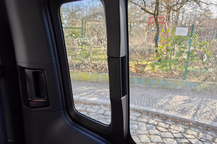 Gegen Aufpreis verfügen die Schiebetüren über Schiebefenster. (Foto: Martin Wolf/Golem)  