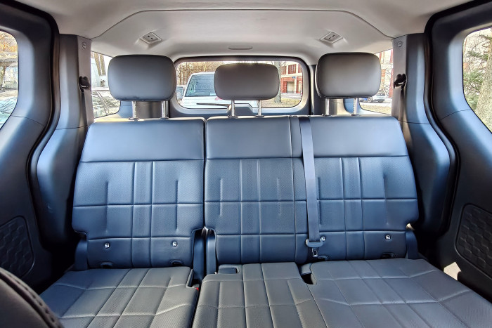 Die zweite Sitzreihe bietet reichlich Platz für drei Passagiere. (Foto: Martin Wolf/Golem)  