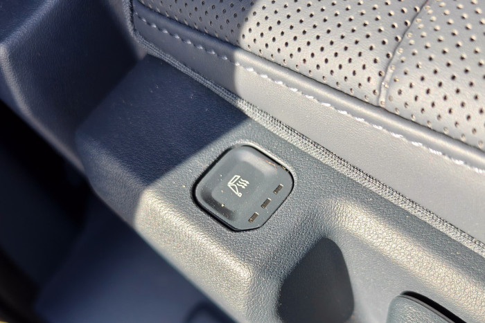 Die beiden äußeren Sitze der zweiten Reihe sind beheizbar. (Foto: Martin Wolf/Golem)  