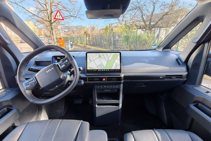 Der Innenraum und das Armaturenbrett wirken spartanisch und vom Material her nicht sehr hochwertig. (Foto: Martin Wolf/Golem)  