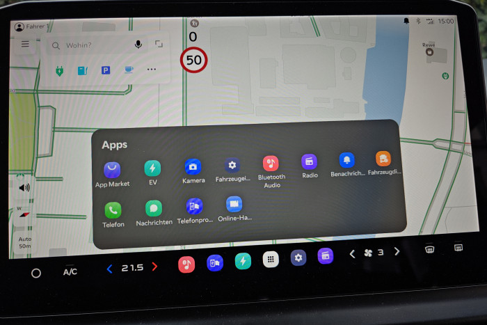 Der 12,9 Zoll große Zentralbildschirm gehört zur Serienausstattung.  (Foto: Friedhelm Greis/Golem) 