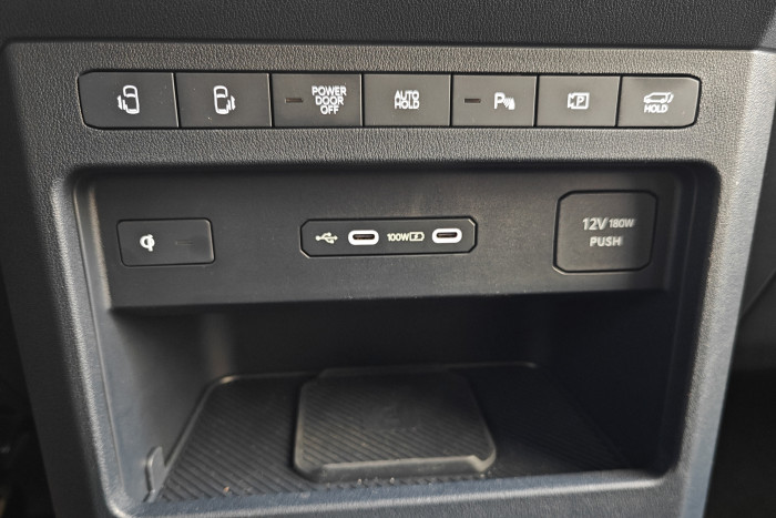 Es gibt in der Mittelkonsole keine physischen Schalter für die Klimatisierung, aber Taster für die Türen und die Parkfunktionen. (Foto: Friedhelm Greis/Golem)