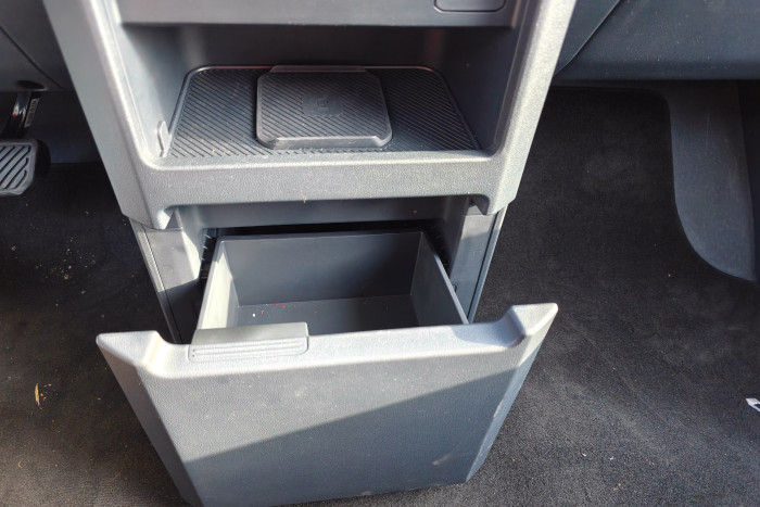 Wo immer es geht, hat Kia beim PV5 noch Stauraum untergebracht. Darüber ist eine induktive Lademöglichkeit für Handys. (Foto: Martin Wolf/Golem)  