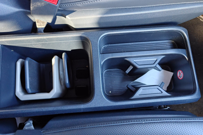 In der Mittelkonsole gibt es Becherhalter. (Foto: Martin Wolf/Golem)  