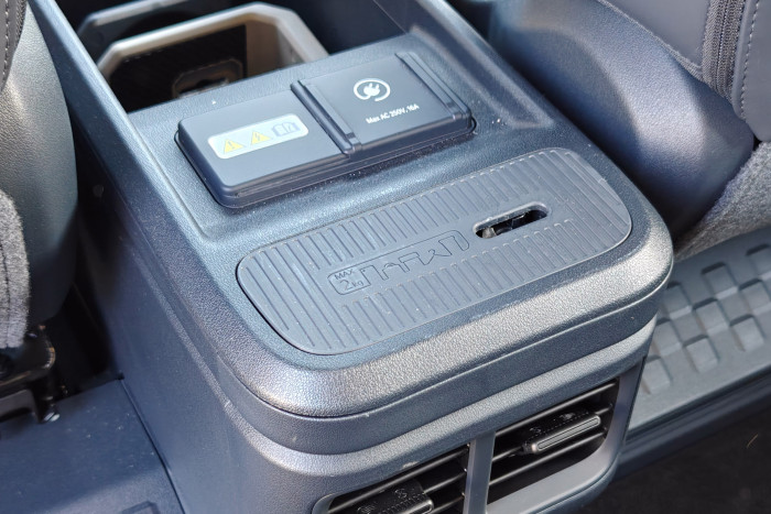 Die 230-Steckdose können Passagiere in der ersten und der zweiten Reihe nutzen. (Foto: Martin Wolf/Golem)  