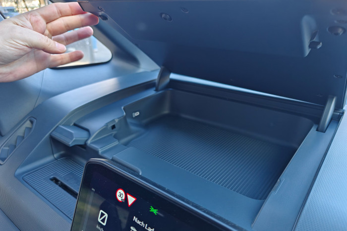 Selbst im Armaturenbrett gibt es im PV5 noch einen Stauraum. (Foto: Martin Wolf/Golem)  