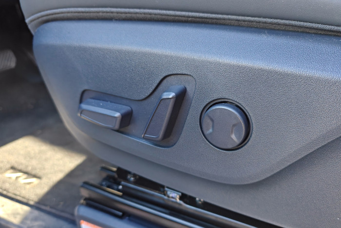 In der Ausstattungsvariante Elite sind Fahrer- und Beifahrersitz elektrisch einstellbar. (Foto: Martin Wolf/Golem)  