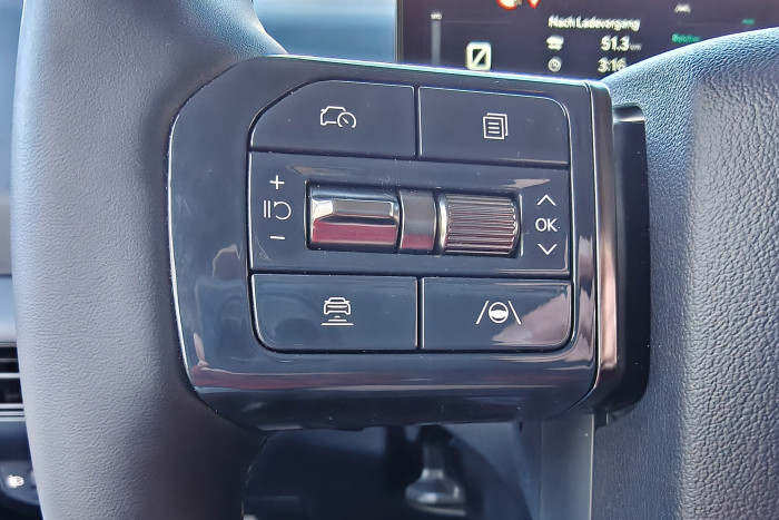 Kia setzt bei den Lenkradbedienfeldern weiter auf haptische Elemente. (Foto: Martin Wolf/Golem)  