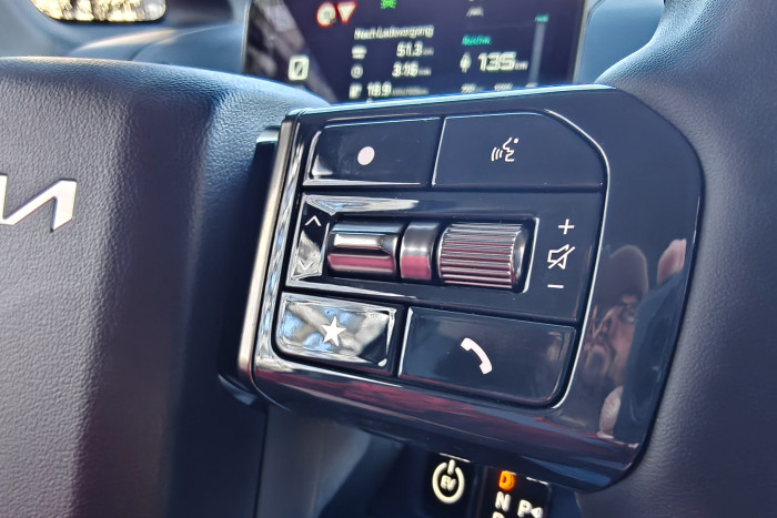 Auf beiden Bedienfeldern befinden sich jeweils eine Wippe und eine Drehwalze. (Foto: Martin Wolf/Golem)  