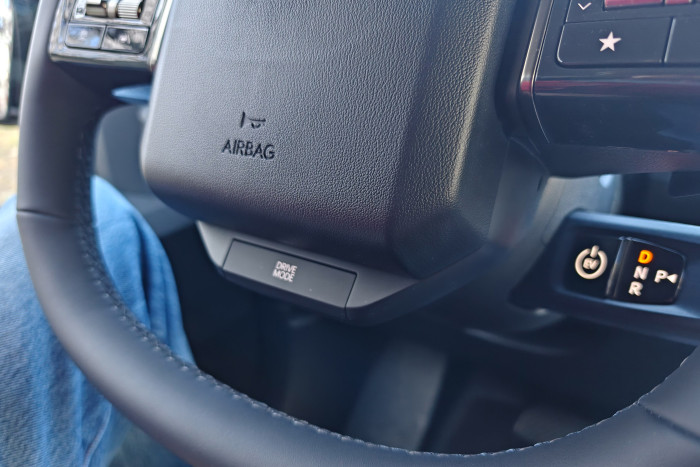 Der Fahrmodus lässt sich unten am Lenkrad einstellen. (Foto: Martin Wolf/Golem)  