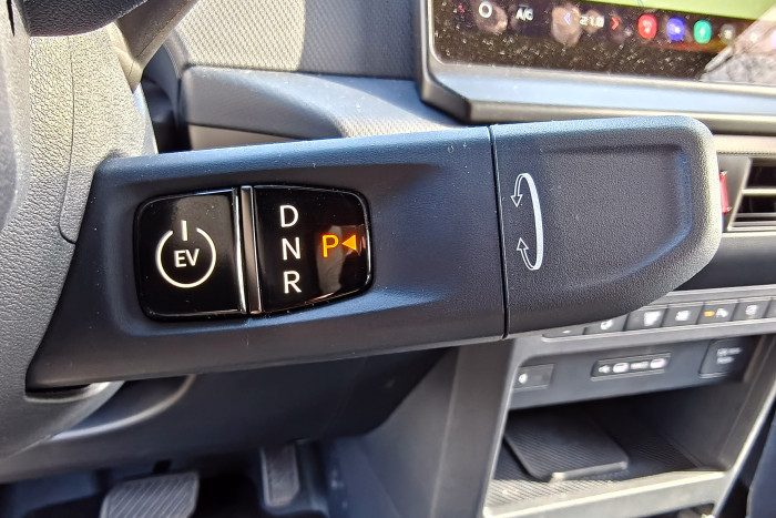 Der Startknopf ist in den Fahrwahlhebel integriert. (Foto: Martin Wolf/Golem)  