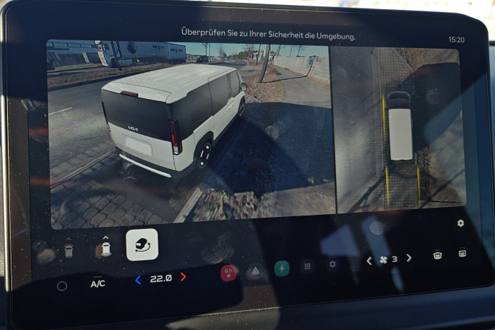 Die Kameraansichten erleichtern das Einparken. (Foto: Friedhelm Greis/Golem)
